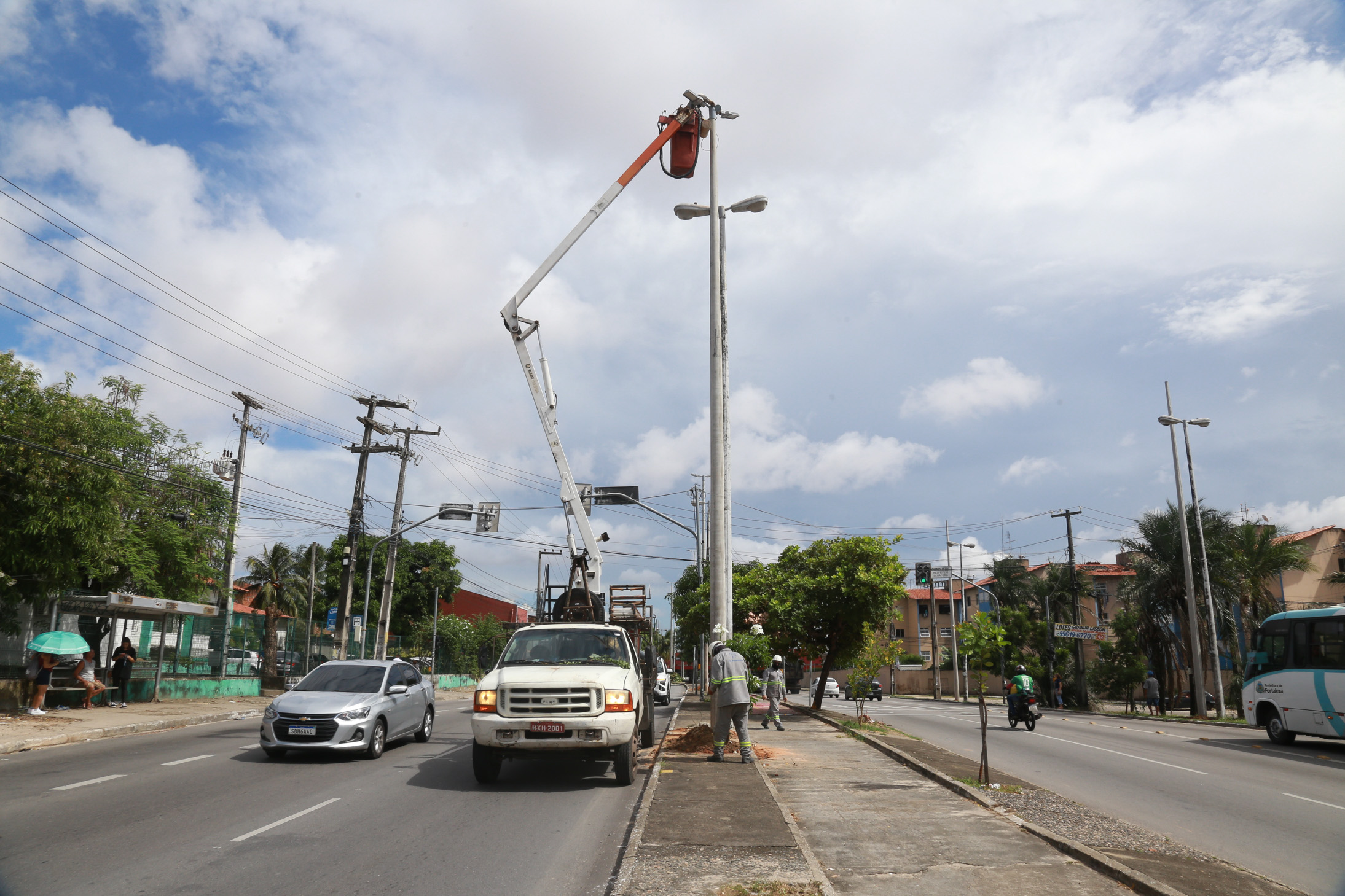 caminhão fazendo a troca de um poste de iluminação
